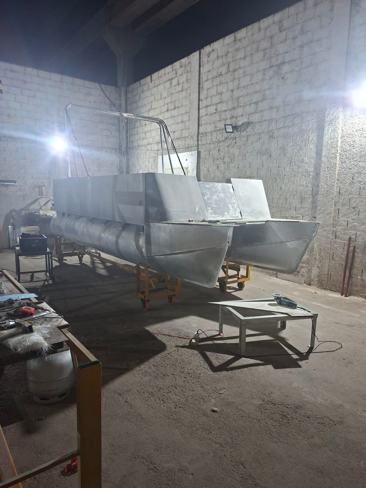 Catamarã em alumínio em fase final de montagem no galpão